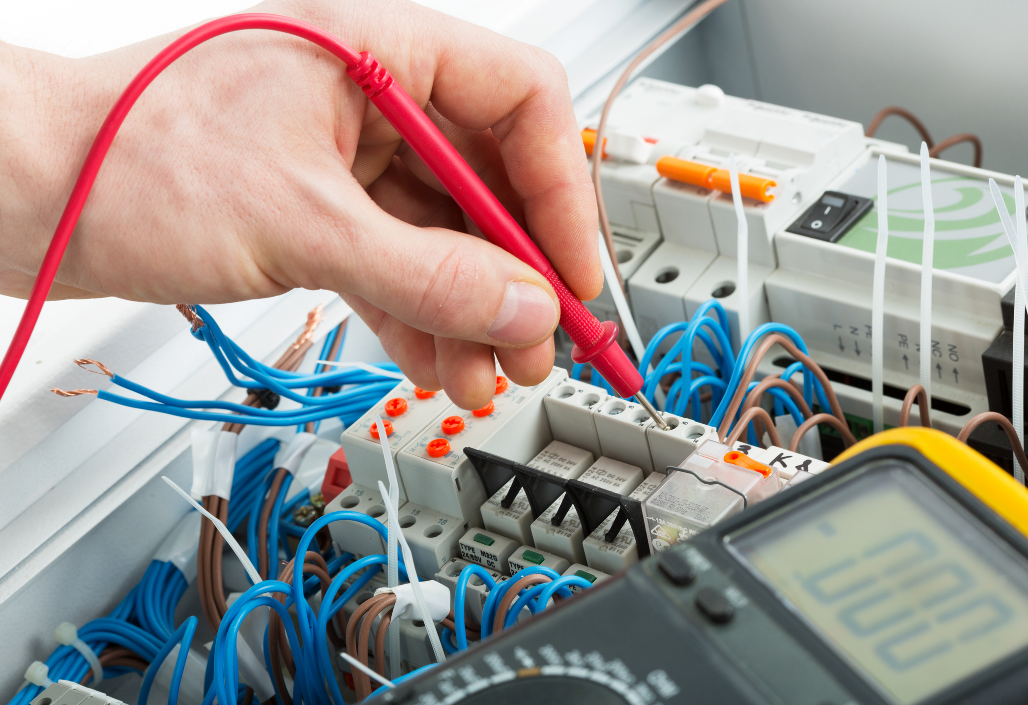 hand-of-an-electrician-29993559